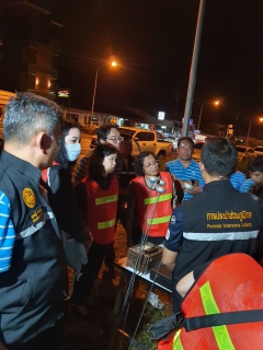 ไฟล์แนบ นายสุรชัย เชื้อแพ่ง รองผู้ว่าการ (ปฏิบัติการ 5) นายประทีป กุศลวัฒนะ ผู้อำนวยการการประปาส่วนภูมิภาคเขต 4 พร้อมด้วยสภาพัฒนาการเศรษฐกิจและสังคมแห่งชาติ&#8203; ร่วมลงพื้นที่ทำ Step test ค้นหาท่อแตกท่อรั่วบริเวณพื้นที่ DMA-19