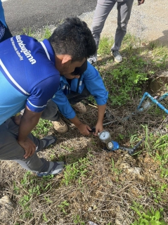 ไฟล์แนบ การประปาส่วนภูมิภาคสาขาอ่าวลึก ลงพื้นที่ตามโครงการ "ผู้ใช้น้ำมั่นใจ กปภ.เช็คชัวร์" โดยทำการตรวจสอบแรงดันน้ำ บริเวณพื้นที่อำเภออ่าวลึก จังหวัดกระบี่ 