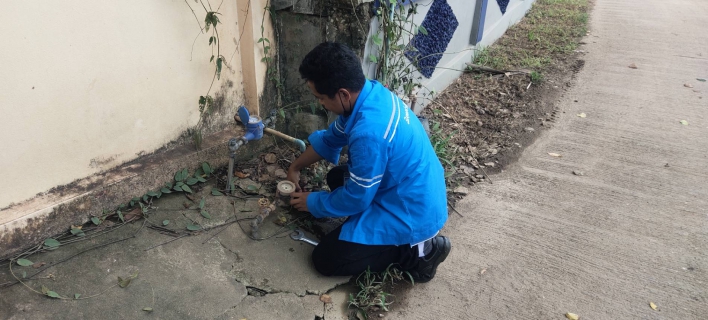 ไฟล์แนบ มิสเตอร์ประปากำแพงเพชร ลุย ! ตรวจสอบน้ำไม่ไหล ลูกค้า เฮ!! ประทับใจน้ำใสไหลแรง !!!