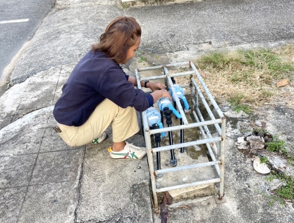 ไฟล์แนบ กปภ.สาขาขลุง ออกสำรวจหาท่อรั่วในพื้นที่ตามแผน MM07 สถานีผลิตน้ำพลิ้ว จ่ายพื้นที่แหลมสิงห์ พร้อมลงพื้นที่เชิงรุกตรวจสอบมาตรวัดน้ำ 0 ลบ.ม. และได้เปิดน้ำระบายตะกอนปลายสาย เช็คแรงดัน ทำความสะอาดตรวจเช็คประตูน้ำ บริเวณโซนเขาน้อย ตำบลปากน้ำแหลมสิงห์ อำเภอแหลมสิงห์ จังหวัดจันทบุรี