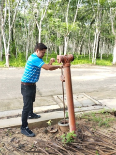 ไฟล์แนบ การประปาส่วนภูมิภาคสาขาท่าแซะ ดำเนินการตามแผนงานบริการและควบคุมน้ำสูญเสีย ลงพื้นที่ดำเนินการระบายตะกอนในเส้นท่อจ่ายน้ำ (Blow off) ผ่านหัวดับเพลิง