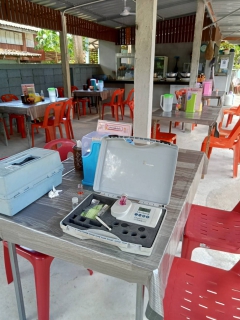 ไฟล์แนบ วันพฤหัสบดีที่ 24 สิงหาคม 2566 นายสุรพงศ์ สมหวัง ผจก.กปภ.สาขากาญจนดิษฐ์ มอบหมายให้พนักงานในสายงานผลิต  สถานีผลิตน้ำบ้านน้ำฉา หน่วยบริการดอนสัก ออกพื้นที่ตรวจสอบคุณภาพน้ำประปา โดยการตรวจวัดค่าคลอรีน ค่าความขุ่นในน้ำประปา ณ ร้านขายอาหารตามสั่ง โรงเรียนบ้านน้ำฉา ตำบลดอนสัก อำเภอดอนสักจังหวัดสุราษฎร์ธานี โดยเป็นการตรวจสอบและควบคุมคุณภาพน้ำประปาในระบบจ่าย ตามโครงการจัดการน้ำสะอาด (WSP) ตามจุดควบคุมตรวจสอบตามแผนที่กำหนด ผลการตรวจสอบคุณภาพน้ำเป็นไปตามเกณฑ์มาตรฐาน กปภ. 