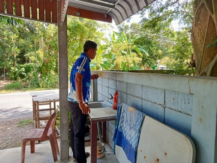 ไฟล์แนบ วันพฤหัสบดีที่ 24 สิงหาคม 2566 นายสุรพงศ์ สมหวัง ผจก.กปภ.สาขากาญจนดิษฐ์ มอบหมายให้พนักงานในสายงานผลิต  สถานีผลิตน้ำบ้านน้ำฉา หน่วยบริการดอนสัก ออกพื้นที่ตรวจสอบคุณภาพน้ำประปา โดยการตรวจวัดค่าคลอรีน ค่าความขุ่นในน้ำประปา ณ ร้านขายอาหารตามสั่ง โรงเรียนบ้านน้ำฉา ตำบลดอนสัก อำเภอดอนสักจังหวัดสุราษฎร์ธานี โดยเป็นการตรวจสอบและควบคุมคุณภาพน้ำประปาในระบบจ่าย ตามโครงการจัดการน้ำสะอาด (WSP) ตามจุดควบคุมตรวจสอบตามแผนที่กำหนด ผลการตรวจสอบคุณภาพน้ำเป็นไปตามเกณฑ์มาตรฐาน กปภ. 