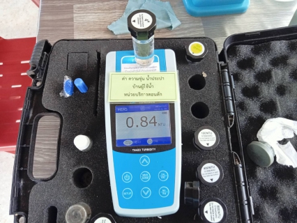 ไฟล์แนบ วันพฤหัสบดีที่ 24 สิงหาคม 2566 นายสุรพงศ์ สมหวัง ผจก.กปภ.สาขากาญจนดิษฐ์ มอบหมายให้พนักงานในสายงานผลิต  สถานีผลิตน้ำบ้านน้ำฉา หน่วยบริการดอนสัก ออกพื้นที่ตรวจสอบคุณภาพน้ำประปา โดยการตรวจวัดค่าคลอรีน ค่าความขุ่นในน้ำประปา ณ ร้านขายอาหารตามสั่ง โรงเรียนบ้านน้ำฉา ตำบลดอนสัก อำเภอดอนสักจังหวัดสุราษฎร์ธานี โดยเป็นการตรวจสอบและควบคุมคุณภาพน้ำประปาในระบบจ่าย ตามโครงการจัดการน้ำสะอาด (WSP) ตามจุดควบคุมตรวจสอบตามแผนที่กำหนด ผลการตรวจสอบคุณภาพน้ำเป็นไปตามเกณฑ์มาตรฐาน กปภ. 