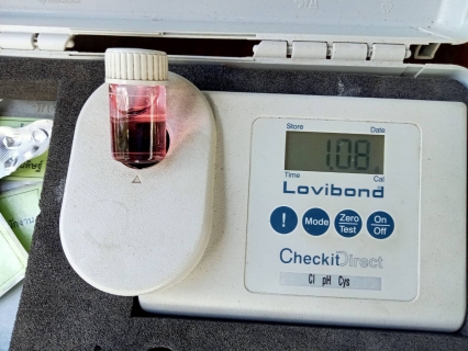 ไฟล์แนบ วันพฤหัสบดีที่ 24 สิงหาคม 2566 นายสุรพงศ์ สมหวัง ผจก.กปภ.สาขากาญจนดิษฐ์ มอบหมายให้พนักงานในสายงานผลิต  สถานีผลิตน้ำบ้านน้ำฉา หน่วยบริการดอนสัก ออกพื้นที่ตรวจสอบคุณภาพน้ำประปา โดยการตรวจวัดค่าคลอรีน ค่าความขุ่นในน้ำประปา ณ ร้านขายอาหารตามสั่ง โรงเรียนบ้านน้ำฉา ตำบลดอนสัก อำเภอดอนสักจังหวัดสุราษฎร์ธานี โดยเป็นการตรวจสอบและควบคุมคุณภาพน้ำประปาในระบบจ่าย ตามโครงการจัดการน้ำสะอาด (WSP) ตามจุดควบคุมตรวจสอบตามแผนที่กำหนด ผลการตรวจสอบคุณภาพน้ำเป็นไปตามเกณฑ์มาตรฐาน กปภ. 