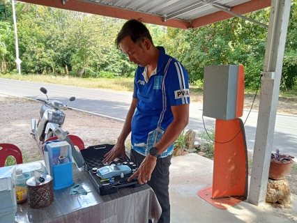 ไฟล์แนบ วันพฤหัสบดีที่ 24 สิงหาคม 2566 นายสุรพงศ์ สมหวัง ผจก.กปภ.สาขากาญจนดิษฐ์ มอบหมายให้พนักงานในสายงานผลิต  สถานีผลิตน้ำบ้านน้ำฉา หน่วยบริการดอนสัก ออกพื้นที่ตรวจสอบคุณภาพน้ำประปา โดยการตรวจวัดค่าคลอรีน ค่าความขุ่นในน้ำประปา ณ ร้านขายอาหารตามสั่ง โรงเรียนบ้านน้ำฉา ตำบลดอนสัก อำเภอดอนสักจังหวัดสุราษฎร์ธานี โดยเป็นการตรวจสอบและควบคุมคุณภาพน้ำประปาในระบบจ่าย ตามโครงการจัดการน้ำสะอาด (WSP) ตามจุดควบคุมตรวจสอบตามแผนที่กำหนด ผลการตรวจสอบคุณภาพน้ำเป็นไปตามเกณฑ์มาตรฐาน กปภ. 