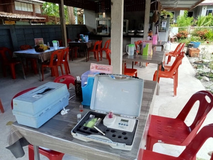 ไฟล์แนบ วันพฤหัสบดีที่ 24 สิงหาคม 2566 นายสุรพงศ์ สมหวัง ผจก.กปภ.สาขากาญจนดิษฐ์ มอบหมายให้พนักงานในสายงานผลิต  สถานีผลิตน้ำบ้านน้ำฉา หน่วยบริการดอนสัก ออกพื้นที่ตรวจสอบคุณภาพน้ำประปา โดยการตรวจวัดค่าคลอรีน ค่าความขุ่นในน้ำประปา ณ ร้านขายอาหารตามสั่ง โรงเรียนบ้านน้ำฉา ตำบลดอนสัก อำเภอดอนสักจังหวัดสุราษฎร์ธานี โดยเป็นการตรวจสอบและควบคุมคุณภาพน้ำประปาในระบบจ่าย ตามโครงการจัดการน้ำสะอาด (WSP) ตามจุดควบคุมตรวจสอบตามแผนที่กำหนด ผลการตรวจสอบคุณภาพน้ำเป็นไปตามเกณฑ์มาตรฐาน กปภ. 