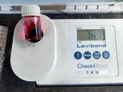 ไฟล์แนบ วันพฤหัสบดีที่ 24 สิงหาคม 2566 นายสุรพงศ์ สมหวัง ผจก.กปภ.สาขากาญจนดิษฐ์ มอบหมายให้พนักงานในสายงานผลิต  สถานีผลิตน้ำบ้านน้ำฉา หน่วยบริการดอนสัก ออกพื้นที่ตรวจสอบคุณภาพน้ำประปา โดยการตรวจวัดค่าคลอรีน ค่าความขุ่นในน้ำประปา ณ ร้านขายอาหารตามสั่ง โรงเรียนบ้านน้ำฉา ตำบลดอนสัก อำเภอดอนสักจังหวัดสุราษฎร์ธานี โดยเป็นการตรวจสอบและควบคุมคุณภาพน้ำประปาในระบบจ่าย ตามโครงการจัดการน้ำสะอาด (WSP) ตามจุดควบคุมตรวจสอบตามแผนที่กำหนด ผลการตรวจสอบคุณภาพน้ำเป็นไปตามเกณฑ์มาตรฐาน กปภ. 