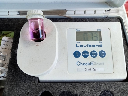 ไฟล์แนบ วันพฤหัสบดีที่ 24 สิงหาคม 2566 นายสุรพงศ์ สมหวัง ผจก.กปภ.สาขากาญจนดิษฐ์ มอบหมายให้พนักงานในสายงานผลิต  สถานีผลิตน้ำบ้านน้ำฉา หน่วยบริการดอนสัก ออกพื้นที่ตรวจสอบคุณภาพน้ำประปา โดยการตรวจวัดค่าคลอรีน ค่าความขุ่นในน้ำประปา ณ ร้านขายอาหารตามสั่ง โรงเรียนบ้านน้ำฉา ตำบลดอนสัก อำเภอดอนสักจังหวัดสุราษฎร์ธานี โดยเป็นการตรวจสอบและควบคุมคุณภาพน้ำประปาในระบบจ่าย ตามโครงการจัดการน้ำสะอาด (WSP) ตามจุดควบคุมตรวจสอบตามแผนที่กำหนด ผลการตรวจสอบคุณภาพน้ำเป็นไปตามเกณฑ์มาตรฐาน กปภ. 