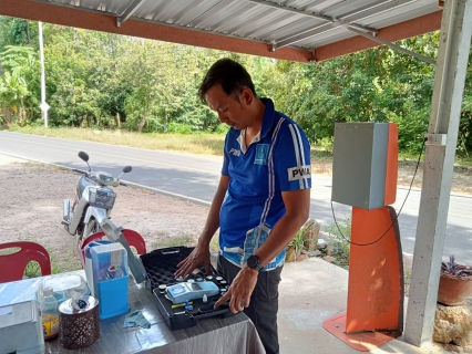 ไฟล์แนบ วันพฤหัสบดีที่ 24 สิงหาคม 2566 นายสุรพงศ์ สมหวัง ผจก.กปภ.สาขากาญจนดิษฐ์ มอบหมายให้พนักงานในสายงานผลิต  สถานีผลิตน้ำบ้านน้ำฉา หน่วยบริการดอนสัก ออกพื้นที่ตรวจสอบคุณภาพน้ำประปา โดยการตรวจวัดค่าคลอรีน ค่าความขุ่นในน้ำประปา ณ ร้านขายอาหารตามสั่ง โรงเรียนบ้านน้ำฉา ตำบลดอนสัก อำเภอดอนสักจังหวัดสุราษฎร์ธานี โดยเป็นการตรวจสอบและควบคุมคุณภาพน้ำประปาในระบบจ่าย ตามโครงการจัดการน้ำสะอาด (WSP) ตามจุดควบคุมตรวจสอบตามแผนที่กำหนด ผลการตรวจสอบคุณภาพน้ำเป็นไปตามเกณฑ์มาตรฐาน กปภ. 