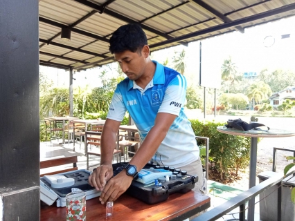 ไฟล์แนบ วันพฤหัสบดีที่ 24 สิงหาคม 2566 นายสุรพงศ์ สมหวัง ผจก.กปภ.สาขากาญจนดิษฐ์ มอบหมายให้พนักงานในสายงานผลิต  สถานีผลิตน้ำวิภาวดี  หน่วยบริการบ้านใน  ออกพื้นที่ตรวจสอบคุณภาพน้ำประปา โดยการตรวจวัดค่าคลอรีน ค่าความขุ่นในน้ำประปา ณ ร้านกาแฟ เขาหาคาเฟ่ ตำบลปากแพรก อำเภอดอนสัก จังหวัดสุราษฎร์ธานี โดยเป็นการตรวจสอบและควบคุมคุณภาพน้ำประปาในระบบจ่าย ตามโครงการจัดการน้ำสะอาด (WSP) ตามจุดควบคุมตรวจสอบตามแผนที่กำหนด ผลการตรวจสอบคุณภาพน้ำเป็นไปตามเกณฑ์มาตรฐาน กปภ.