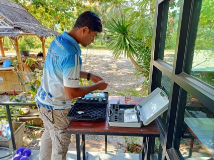 ไฟล์แนบ วันพฤหัสบดีที่ 24 สิงหาคม 2566 นายสุรพงศ์ สมหวัง ผจก.กปภ.สาขากาญจนดิษฐ์ มอบหมายให้พนักงานในสายงานผลิต  สถานีผลิตน้ำวิภาวดี  หน่วยบริการบ้านใน  ออกพื้นที่ตรวจสอบคุณภาพน้ำประปา โดยการตรวจวัดค่าคลอรีน ค่าความขุ่นในน้ำประปา ณ ร้านกาแฟ เขาหาคาเฟ่ ตำบลปากแพรก อำเภอดอนสัก จังหวัดสุราษฎร์ธานี โดยเป็นการตรวจสอบและควบคุมคุณภาพน้ำประปาในระบบจ่าย ตามโครงการจัดการน้ำสะอาด (WSP) ตามจุดควบคุมตรวจสอบตามแผนที่กำหนด ผลการตรวจสอบคุณภาพน้ำเป็นไปตามเกณฑ์มาตรฐาน กปภ.