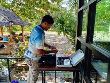 ไฟล์แนบ วันพฤหัสบดีที่ 24 สิงหาคม 2566 นายสุรพงศ์ สมหวัง ผจก.กปภ.สาขากาญจนดิษฐ์ มอบหมายให้พนักงานในสายงานผลิต  สถานีผลิตน้ำวิภาวดี  หน่วยบริการบ้านใน  ออกพื้นที่ตรวจสอบคุณภาพน้ำประปา โดยการตรวจวัดค่าคลอรีน ค่าความขุ่นในน้ำประปา ณ ร้านกาแฟ เขาหาคาเฟ่ ตำบลปากแพรก อำเภอดอนสัก จังหวัดสุราษฎร์ธานี โดยเป็นการตรวจสอบและควบคุมคุณภาพน้ำประปาในระบบจ่าย ตามโครงการจัดการน้ำสะอาด (WSP) ตามจุดควบคุมตรวจสอบตามแผนที่กำหนด ผลการตรวจสอบคุณภาพน้ำเป็นไปตามเกณฑ์มาตรฐาน กปภ.