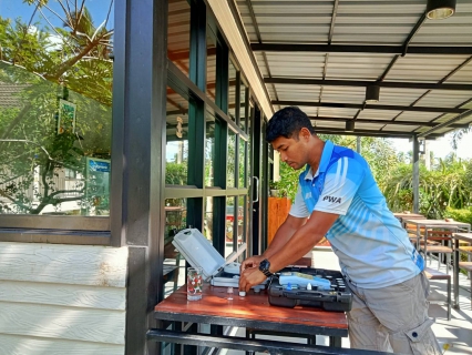 ไฟล์แนบ วันพฤหัสบดีที่ 24 สิงหาคม 2566 นายสุรพงศ์ สมหวัง ผจก.กปภ.สาขากาญจนดิษฐ์ มอบหมายให้พนักงานในสายงานผลิต  สถานีผลิตน้ำวิภาวดี  หน่วยบริการบ้านใน  ออกพื้นที่ตรวจสอบคุณภาพน้ำประปา โดยการตรวจวัดค่าคลอรีน ค่าความขุ่นในน้ำประปา ณ ร้านกาแฟ เขาหาคาเฟ่ ตำบลปากแพรก อำเภอดอนสัก จังหวัดสุราษฎร์ธานี โดยเป็นการตรวจสอบและควบคุมคุณภาพน้ำประปาในระบบจ่าย ตามโครงการจัดการน้ำสะอาด (WSP) ตามจุดควบคุมตรวจสอบตามแผนที่กำหนด ผลการตรวจสอบคุณภาพน้ำเป็นไปตามเกณฑ์มาตรฐาน กปภ.