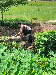 ไฟล์แนบ การประปาส่วนภูมิภาคสาขากาญจนดิษฐ์ ดำเนินการตรวจสอบ หาท่อแตกท่อรั่ว บ้านเขาแก้ว ตำบลทุ่งกง เพื่อค้นท่อแตกท่อรั่วและเพิ่มปริมาณน้ำจ่ายให้ลูกค้า