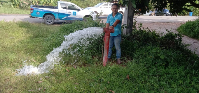 ไฟล์แนบ การประปาส่วนภูมิภาคสาขาคลองท่อมล้างตะกอนระบายในเส้นท่อจ่ายน้ำ (Blow off) ผ่านหัวดับเพลิง