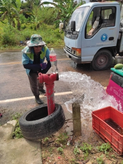 ไฟล์แนบ การประปาส่วนภูมิภาคสาขาคลองท่อมล้างตะกอนระบายในเส้นท่อจ่ายน้ำ (Blow off) ผ่านหัวดับเพลิง