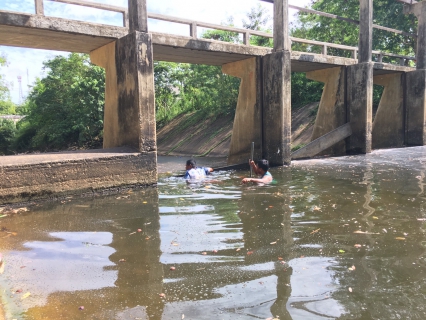 ไฟล์แนบ การประปาส่วนภูมิภาคสาขากาญจนดิษฐ์ ดำเนินการรื้อขยะและเปิดทางน้ำเพื่อแก้ปัญหาน้ำคลองกะแดะ ไหลน้อยและมีขยะขวางทางน้ำ