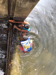 ไฟล์แนบ การประปาส่วนภูมิภาคสาขากาญจนดิษฐ์ ดำเนินการรื้อขยะและเปิดทางน้ำเพื่อแก้ปัญหาน้ำคลองกะแดะ ไหลน้อยและมีขยะขวางทางน้ำ