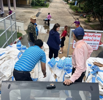 ไฟล์แนบ กปภ.สาขาขอนแก่น (พ) สนับสนุนน้ำดื่มบรรจุขวดตราสัญลักษณ์กปภ. และสิ่งของแก่ผู้ประสบภัยในเหตุการณ์อุทกภัย