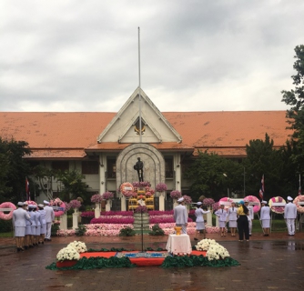 ไฟล์แนบ นายพรพจน์ ฑีฆายุ ผู้จัดการการประปาส่วนภูมิภาคสาขาลำพูน  ได้มอบหมายให้หัวหน้างานและพนักงานในสังกัด เข้าร่วมพิธีวางพวงมาลาถวายราชสักการะ พระบรมราชานุสาวรีย์พระบาทสมเด็จพระจุลจอมเกล้าเจ้าอยู่หัว เนื่องในวันปิยมหาราช 23 ตุลาคม 2566 ด้วยความสำนึกในพระมหากรุณาธิคุณ ณ บริเวณลานหน้าศาลากลาง (หลังเก่า) ต.ในเมือง อ.เมือง จ.ลำพูน