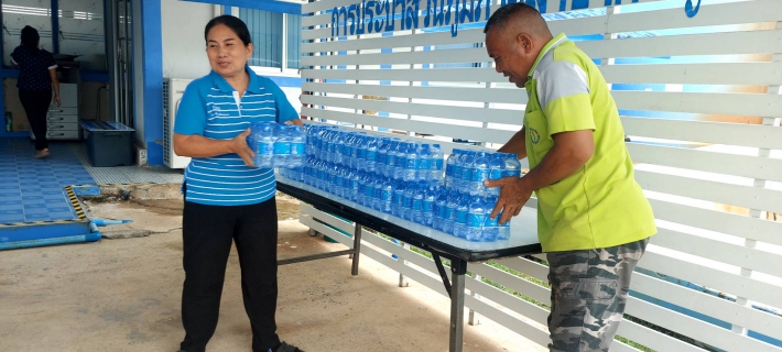 ไฟล์แนบ การประปาส่วนภูมิภาคสาขากาญจนดิษฐ์ มอบน้ำดื่มตราสัญญลักษณ์ กปภ.ให้กับสำนักงานเทศบาลตำบลกาญจนดิษฐ์