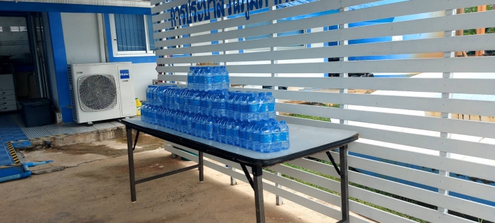 ไฟล์แนบ การประปาส่วนภูมิภาคสาขากาญจนดิษฐ์ มอบน้ำดื่มตราสัญญลักษณ์ กปภ.ให้กับสำนักงานเทศบาลตำบลกาญจนดิษฐ์