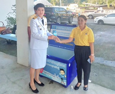 ไฟล์แนบ การประปาส่วนภูมิภาคสาขากาญจนดิษฐ์ ร่วมแจกน้ำดื่มน้ำบรรจุขวดตราสัญลักษณ์ กปภ. ในงาน "พิธีวางพานพุ่มดอกไม้ถวายราชสักการะ เนื่องในวันคล้ายวันพระราชสมภพ พระบาทสมเด็จพระบรมชนกาธิเบศร มหาภูมิพลอดุลยเดชมหาราช บรมนาถบพิตร วันชาติและวันพ่อแห่งชาติ"