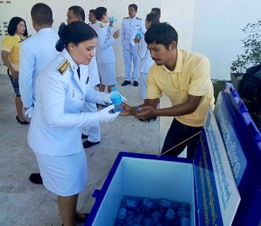 ไฟล์แนบ การประปาส่วนภูมิภาคสาขากาญจนดิษฐ์ ร่วมแจกน้ำดื่มน้ำบรรจุขวดตราสัญลักษณ์ กปภ. ในงาน "พิธีวางพานพุ่มดอกไม้ถวายราชสักการะ เนื่องในวันคล้ายวันพระราชสมภพ พระบาทสมเด็จพระบรมชนกาธิเบศร มหาภูมิพลอดุลยเดชมหาราช บรมนาถบพิตร วันชาติและวันพ่อแห่งชาติ"