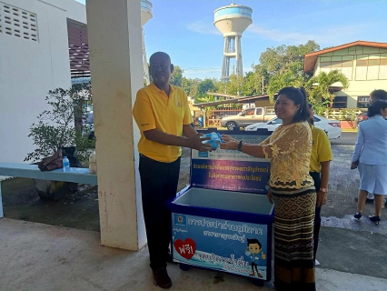 ไฟล์แนบ การประปาส่วนภูมิภาคสาขากาญจนดิษฐ์ ร่วมแจกน้ำดื่มน้ำบรรจุขวดตราสัญลักษณ์ กปภ. ในงาน "พิธีวางพานพุ่มดอกไม้ถวายราชสักการะ เนื่องในวันคล้ายวันพระราชสมภพ พระบาทสมเด็จพระบรมชนกาธิเบศร มหาภูมิพลอดุลยเดชมหาราช บรมนาถบพิตร วันชาติและวันพ่อแห่งชาติ"