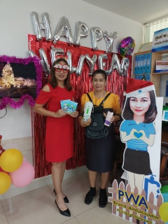 ไฟล์แนบ กปภ.สาขากำแพงเพชร จัดเต็มม !! มอบความสุขให้ลูกค้า happy hour ใส่ชุดสีแดงมาถ่ายรูป รับไปเลย !! แก้วน้ำ Merry Christmas