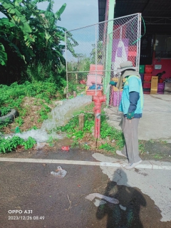 ไฟล์แนบ กปภ.สาขาคลองท่อมเปิดล้างระบายตะกอนในเส้นท่อจ่ายน้ำ (Blow off) ผ่านหัวดับเพลิง