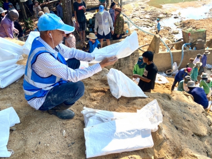 ไฟล์แนบ กปภ.สาขาขลุง เข้าร่วมโครงการรักษ์ตรอกนองสร้างฝายชะลอน้ำตามโครงการพระราชดำริเพื่อการอนุรักษ์และบริหารจัดการ พร้อมมอบน้ำดื่มตราสัญลักษณ์ กปภ. จำนวน 500 ขวด ให้แก่ อบต.ตรอกนอง อ.ขลุง จ.จันทบุรี