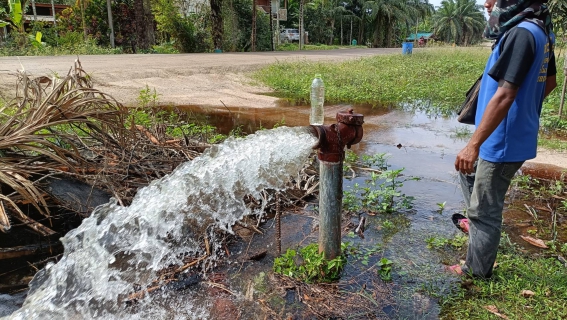 ไฟล์แนบ กปภ.สาขาคลองท่อม นำทีมลงพื้นที่ ตะกอนในเส้นท่อจ่ายน้ำ (Blow off) ผ่านหัวดับเพลิง