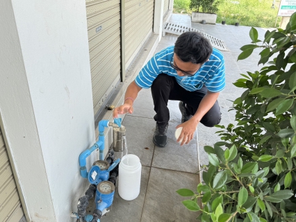 ไฟล์แนบ วันศุกร์ที่ 19 มกราคม 2567 กปภ.สาขากาญจนดิษฐ์ ลงพื้นที่สุ่มตรวจน้ำประปา บริเวณสถานีผลิตน้ำบ้านน้ำฉา โดยเก็บตัวอย่างน้ำจากก๊อกน้ำที่บ้านของผู้ใช้น้ำไปตรวจสอบคุณภาพน้ำ ซึ่งเป็นหนึ่งในกระบวนการติดตามประเมินผลและควบคุมคุณภาพน้ำประปาให้ได้มาตรฐาน