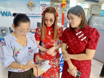 ไฟล์แนบ กปภ.สาขาปทุมธานี  ส่งความสุขมอบของที่ระลึกเนื่องในเทศกาลตรุษจีนและประชาสัมพันธ์การใช้บริการออนไลน์ผ่านไลน์ @pwathailand 