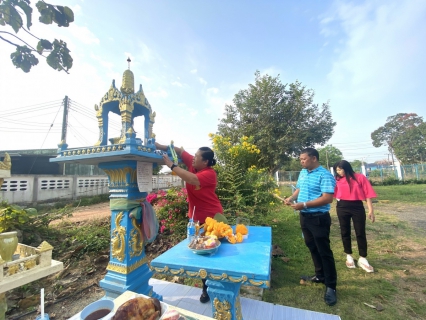 ไฟล์แนบ กปภ.สาขาขลุง ร่วมกันถวายเครื่องสักการะแก่พระภูมิเจ้าที่ และพระแม่ธรณีวิสุทธิสรรพสักขีบารมีธำรงชล เนื่องในเทศกาลวันตรุษจีน ประจำปี 2567