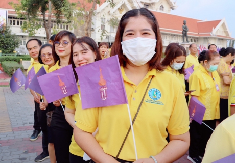 ไฟล์แนบ กปภ.สาขาปทุมธานี รวมพลังถวายความจงรักภักดี แด่สมเด็จพระกนิษฐาธิราชเจ้า กรมสมเด็จพระเทพรัตนราชสุดาฯ สยามบรมราชกุมารี สวมใส่เสื้อโทนสีเหลืองโดยพร้อมเพรียงกัน ณ ลานหน้าศาลากลางจังหวัดปทุมธานี