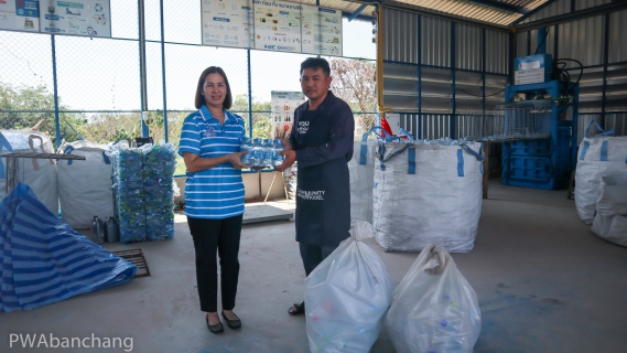 ไฟล์แนบ กปภ.สาขาบ้านฉาง ร่วมส่งเสริมรีไซเคิล มอบขวดพลาสติกแก่ศูนย์บริหารและจัดการคัดแยกขยะรีไซเคิลชุมชนบ้านฉาง