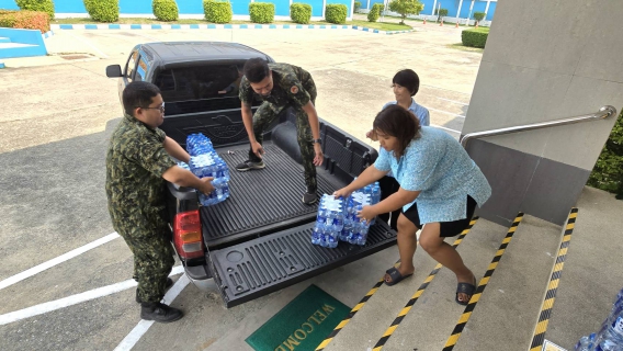 ไฟล์แนบ กปภ.สาขาอ้อมน้อย มอบน้ำดื่มตราสัญลักษณ์ กปภ. และน้ำดื่มบรรจุขวด เพื่อสนับสนุนร่วมต้อนรับคณะกรรมการตรวจสอบและประเมินผลประจำกระทรวงมหาดไทย