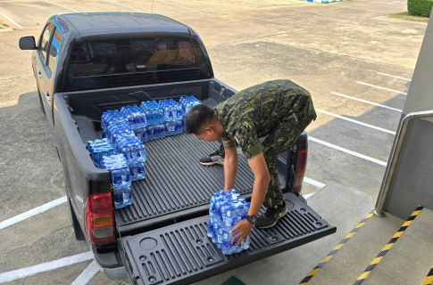 ไฟล์แนบ กปภ.สาขาอ้อมน้อย มอบน้ำดื่มตราสัญลักษณ์ กปภ. และน้ำดื่มบรรจุขวด เพื่อสนับสนุนร่วมต้อนรับคณะกรรมการตรวจสอบและประเมินผลประจำกระทรวงมหาดไทย