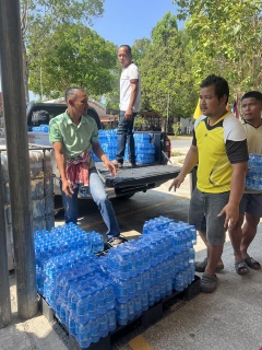 ไฟล์แนบ การประปาส่วนภูมิภาคสาขาอ่าวลึก  ให้การสนับสนุนน้ำดื่มตราสัญลักษณ์ กปภ.ให้กับที่ว่าการอำเภอปลายพระยา จังหวัดกระบี่ 