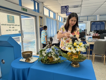 ไฟล์แนบ กปภ.สาขากาญจนดิษฐ์ ภายใต้การบริหารงานโดย นายสุรพงศ์ สมหวัง ผู้จัดการ กปภ.สาขากาญจนดิษฐ์พร้อมด้วยหัวหน้างาน พนักงานและลูกจ้างในสังกัด  พร้อมจัดเตรียมสถานที่เชิญชวนให้ผู้ใช้น้ำ ร่วมสรงน้ำพระพุทธรูปและพระแม่ธรณีวิสุทธิสรรพสักขีบารมีธำรงชล เพื่อเป็นสิริมงคลในเทศกาลวันขึ้นปีใหม่ไทย