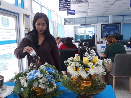 ไฟล์แนบ กปภ.สาขากาญจนดิษฐ์ ภายใต้การบริหารงานโดย นายสุรพงศ์ สมหวัง ผู้จัดการ กปภ.สาขากาญจนดิษฐ์พร้อมด้วยหัวหน้างาน พนักงานและลูกจ้างในสังกัด  พร้อมจัดเตรียมสถานที่เชิญชวนให้ผู้ใช้น้ำ ร่วมสรงน้ำพระพุทธรูปและพระแม่ธรณีวิสุทธิสรรพสักขีบารมีธำรงชล เพื่อเป็นสิริมงคลในเทศกาลวันขึ้นปีใหม่ไทย