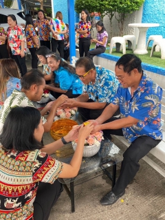 ไฟล์แนบ กปภ.สาขาขอนแก่น (พ) จัดกิจกรรม สรงน้ำพระ เเละพระเเม่ธรณีบีบมวยผม พร้อมรดน้ำดำหัว ผู้บริหาร เเละผู้อาวุโส เพื่อสืบสานวัฒนธรรมประเพณีสงกรานต์ ปี 2567 