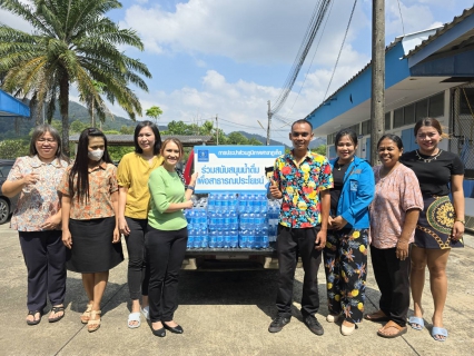 ไฟล์แนบ กปภ.สาขาภูเก็ต สนับสนุนน้ำดื่มบรรจุขวดตราสัญลักษณ์ กปภ.จำนวน 100 ขวด ให้แก่เทศบาลกะทู้ สนับสนุน จุดตรวจ จุดบริการประชาชนช่วงเทศกาลสงกรานต์ 2567