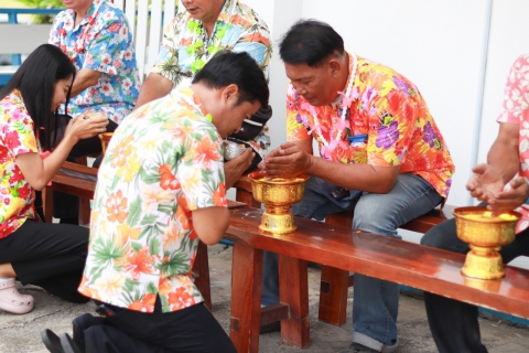 ไฟล์แนบ กปภ.สาขาประจวบคีรีขันธ์ ดำเนินกิจกรรมมอบความสุขสวัสดีปีใหม่ไทย วันสงกรานต์ ประจำปี 2567 แจกแก้วน้ำดื่มตราสัญลักษณ์ กปภ. และร่วมสืบสานวัฒนธรรมประเพณีอันดีงาม 