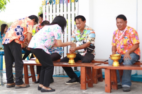 ไฟล์แนบ กปภ.สาขาประจวบคีรีขันธ์ ดำเนินกิจกรรมมอบความสุขสวัสดีปีใหม่ไทย วันสงกรานต์ ประจำปี 2567 แจกแก้วน้ำดื่มตราสัญลักษณ์ กปภ. และร่วมสืบสานวัฒนธรรมประเพณีอันดีงาม 