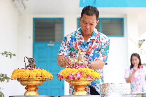 ไฟล์แนบ กปภ.สาขาประจวบคีรีขันธ์ ดำเนินกิจกรรมมอบความสุขสวัสดีปีใหม่ไทย วันสงกรานต์ ประจำปี 2567 แจกแก้วน้ำดื่มตราสัญลักษณ์ กปภ. และร่วมสืบสานวัฒนธรรมประเพณีอันดีงาม 