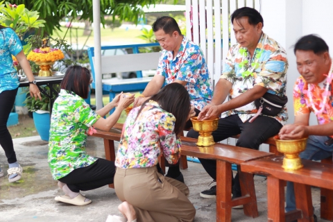 ไฟล์แนบ กปภ.สาขาประจวบคีรีขันธ์ ดำเนินกิจกรรมมอบความสุขสวัสดีปีใหม่ไทย วันสงกรานต์ ประจำปี 2567 แจกแก้วน้ำดื่มตราสัญลักษณ์ กปภ. และร่วมสืบสานวัฒนธรรมประเพณีอันดีงาม 